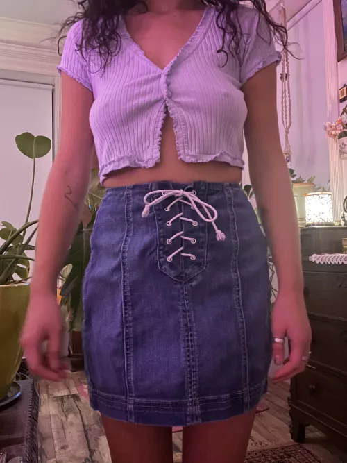 Awkwardly taking photos for my friends helping me pick an outfit. This one didn’t cut it. Kind strangers on the internet might like it tho 💝