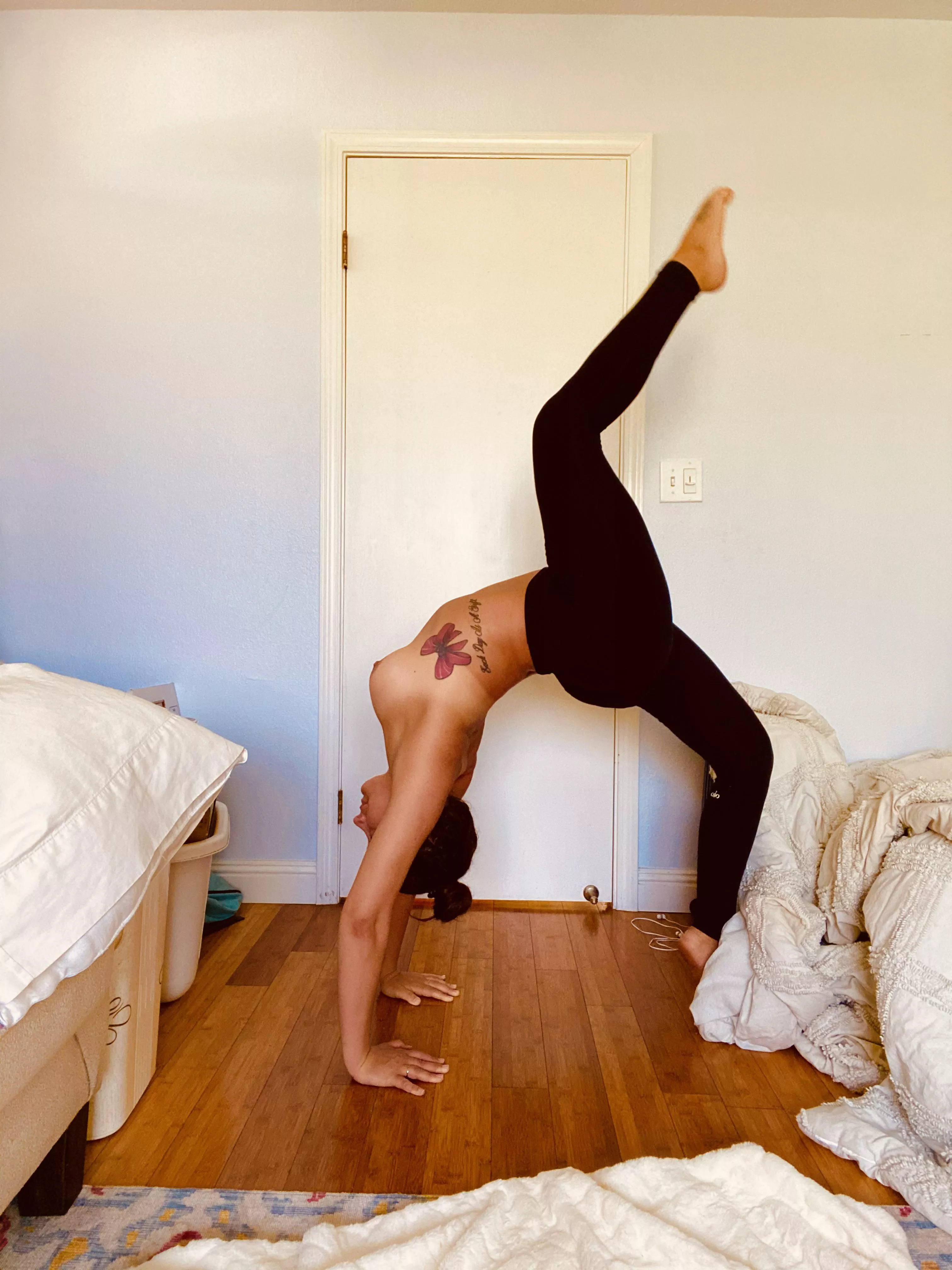 Babes who Backbend 🖤 Babes who Backbend 🖤