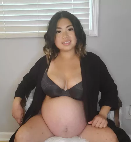 Baby soft skin, huge titties, and pregnant belly 😘 Baby soft skin, huge titties, and pregnant belly 😘