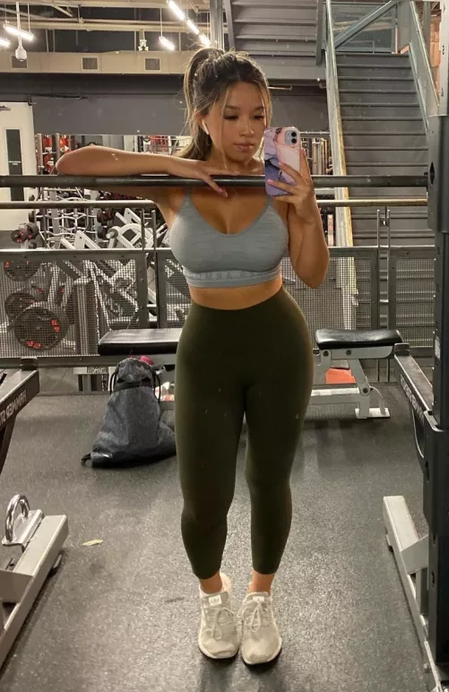 Back at it at the gym after the holidays. The stares getting me excited ☺️ Back at it at the gym after the holidays. The stares getting me excited ☺️
