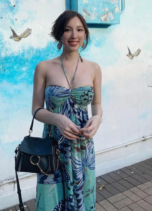 Bare shoulders Bare shoulders