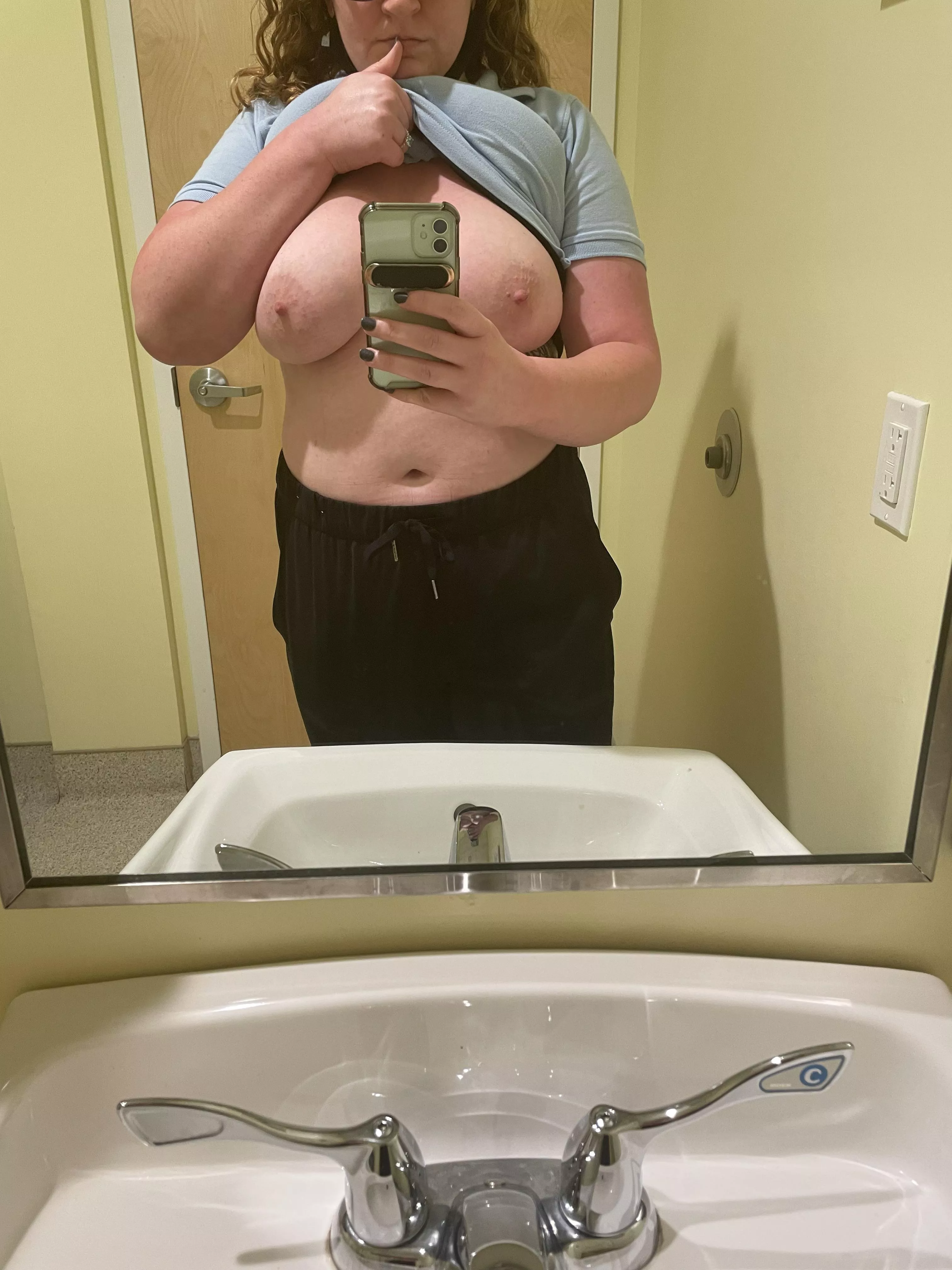 Bathroom break 📸 [F]