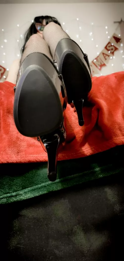 Be a good boy and sit at your Goddess' feet 👠