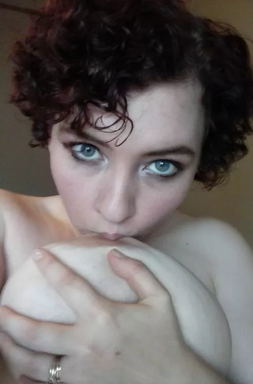 Beautiful eyes ad huge boobs... Beautiful eyes ad huge boobs...