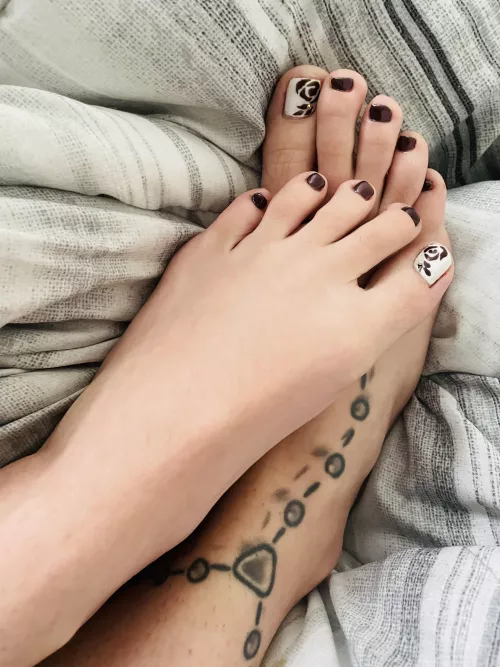 Beautiful pedicure now if only someone was here to worship them ππ€€π
π¦ΆπΌ