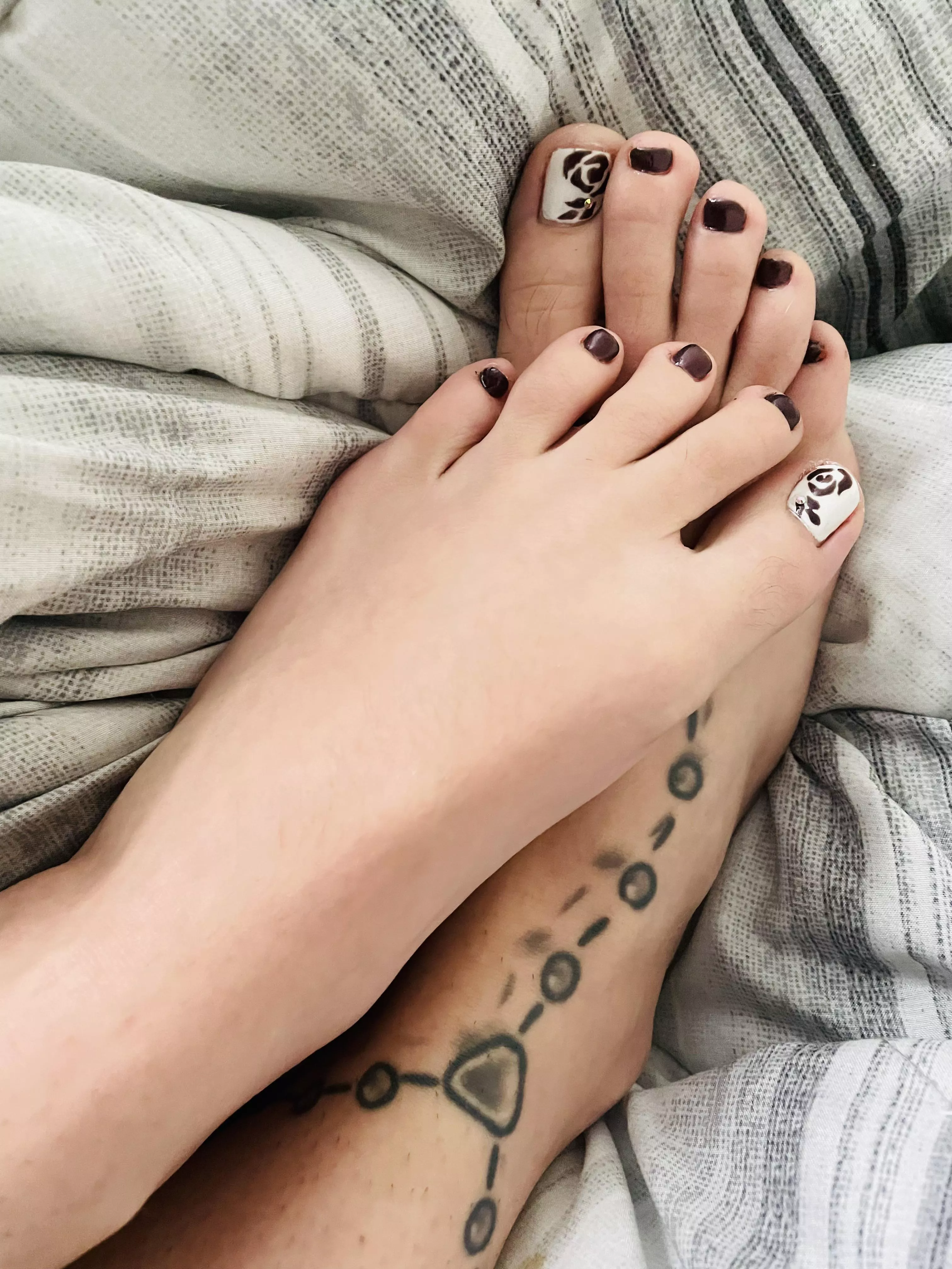 Beautiful pedicure now if only someone was here to worship them 😈🤤👅🦶🏼 Beautiful pedicure now if only someone was here to worship them 😈🤤👅🦶🏼