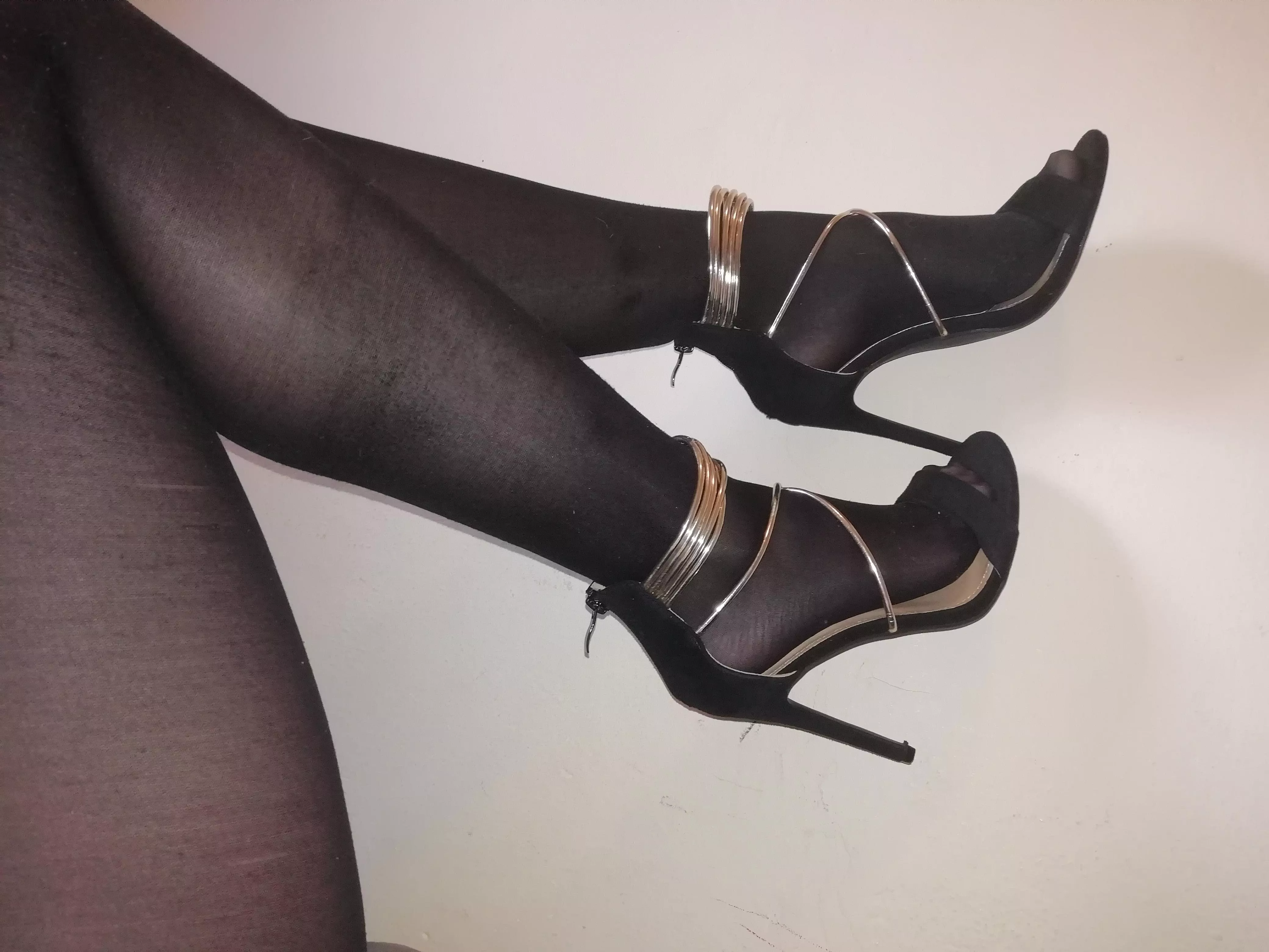 Because you all asked so nicely🥰 heels and stockings🤭 Because you all asked so nicely🥰 heels and stockings🤭