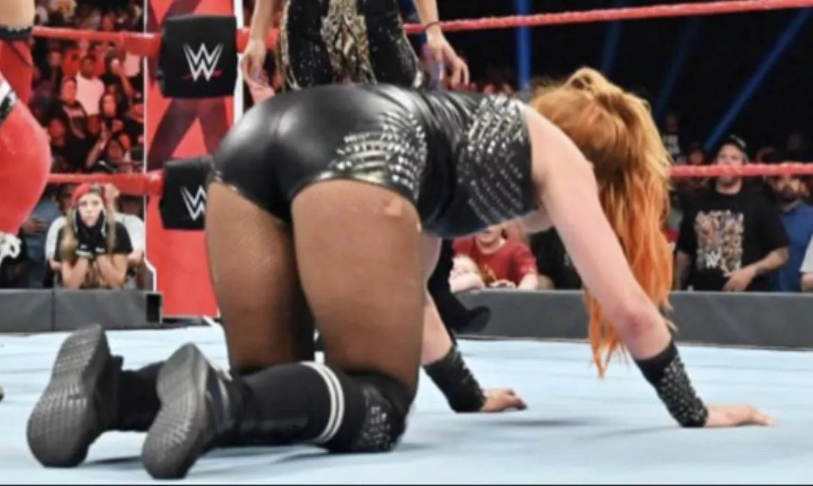 Becky Lynch on all fours 🍑 Becky Lynch on all fours 🍑