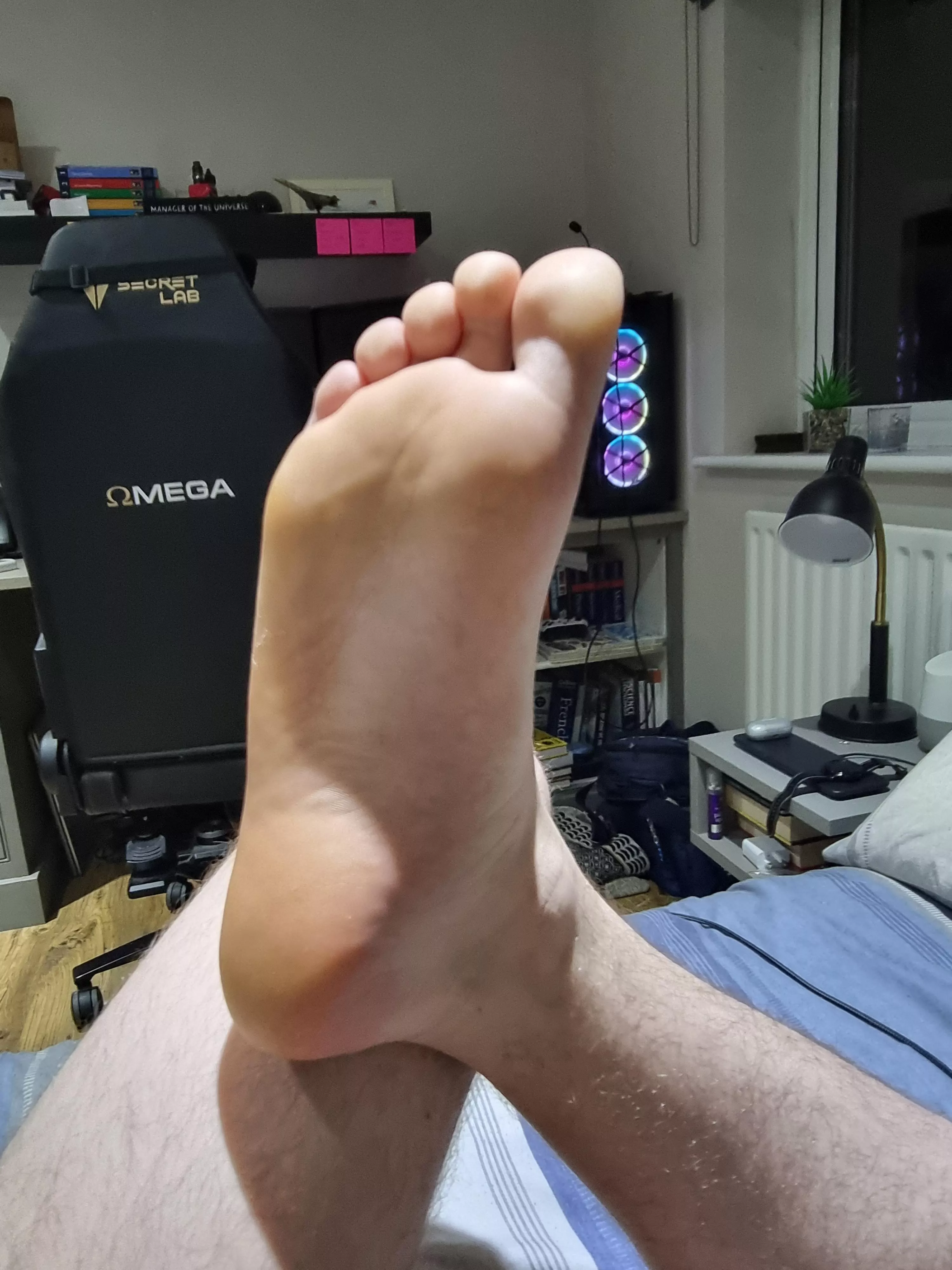 Been a little while, anyone wanna play footsie with me? 😋