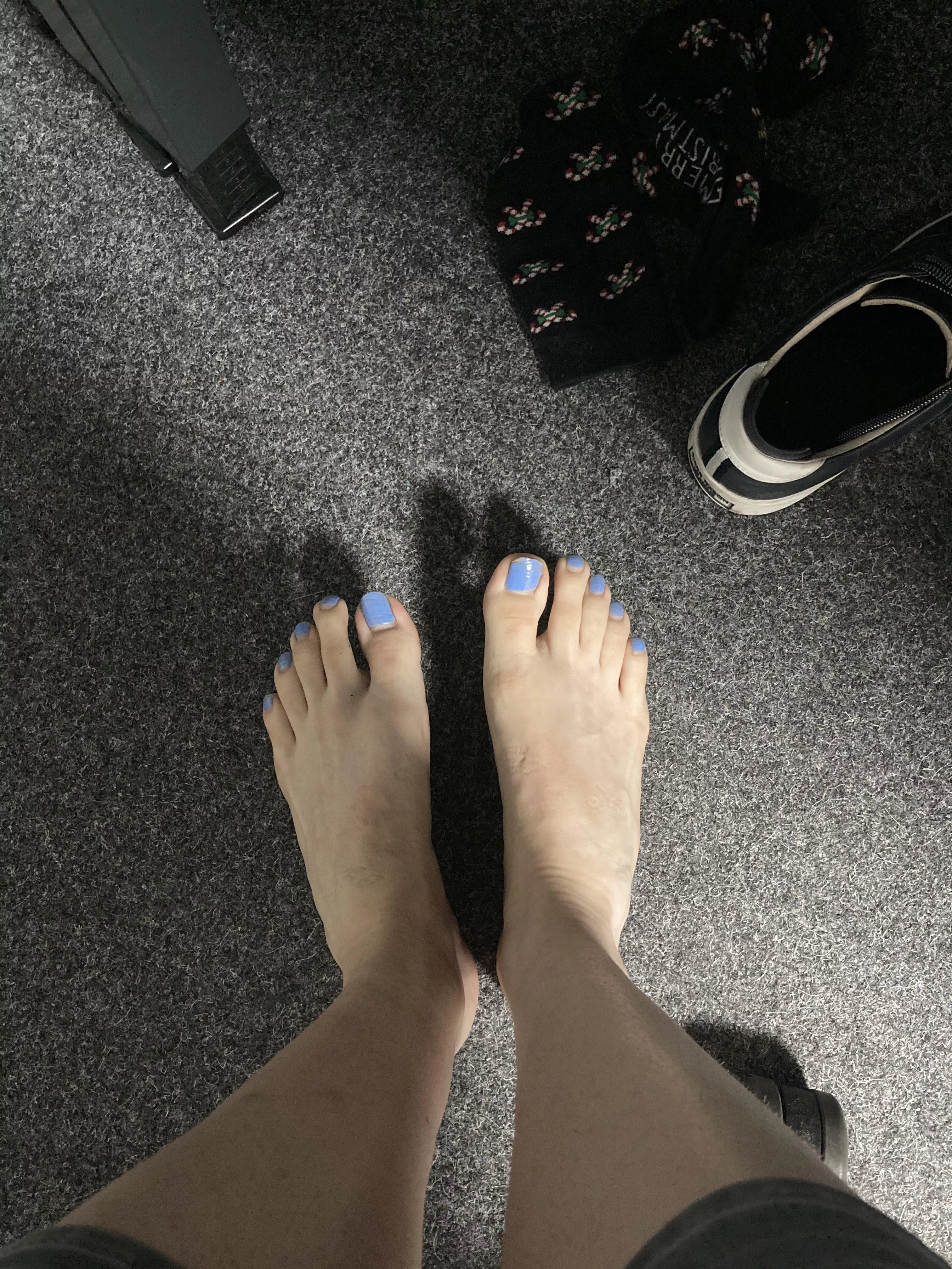Being alone in the office means I can finally let them out and admire my new nailpolish 😊