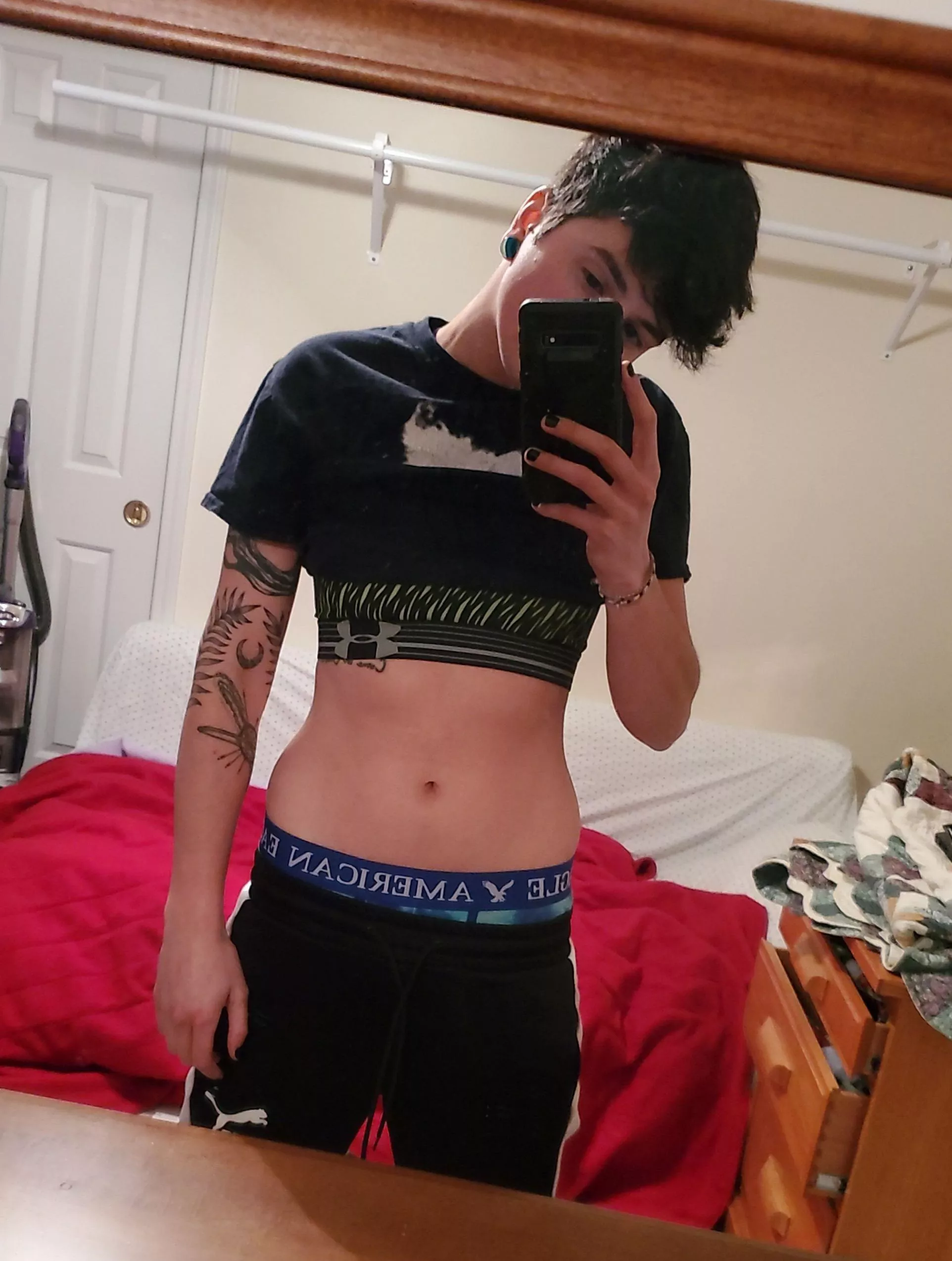 Being around unsupportive family had me feeling like crap, so I took some confidence boosting pics and feel a little better 😌 Can't wait to be home with my cat 💕