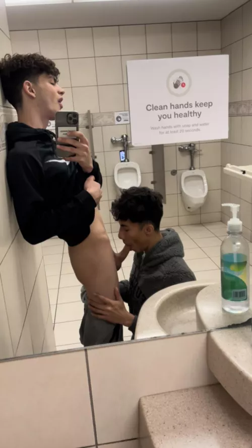 Being sneaky in the mall bathroom ๐๐