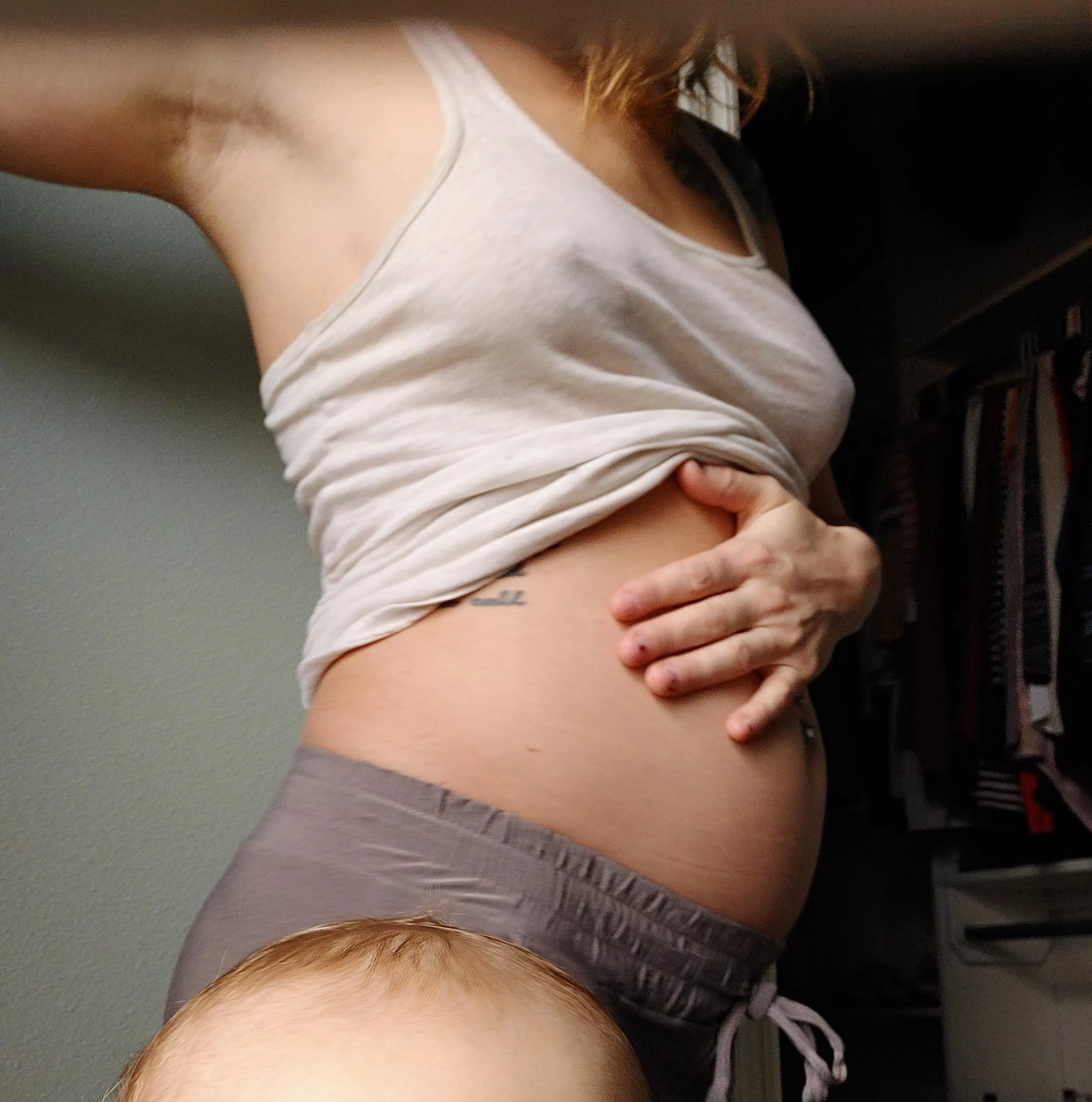 Belly update with my little photo bomber (21w)