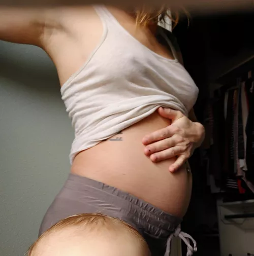 Belly update with my little photo bomber (21w) Belly update with my little photo bomber (21w)