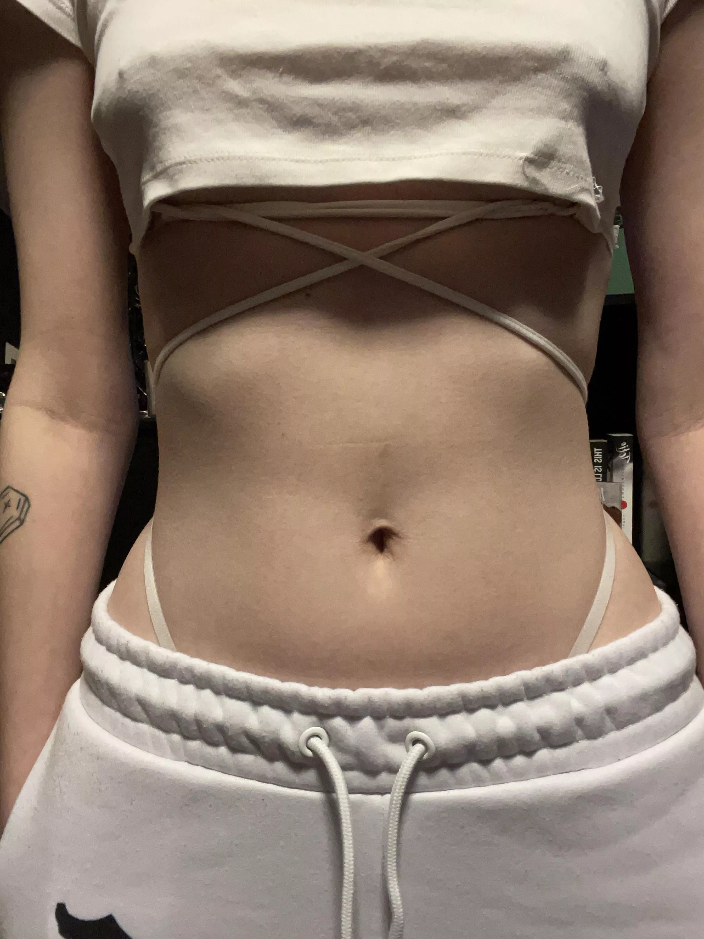 Bellybutton waiting to be licked 🤫