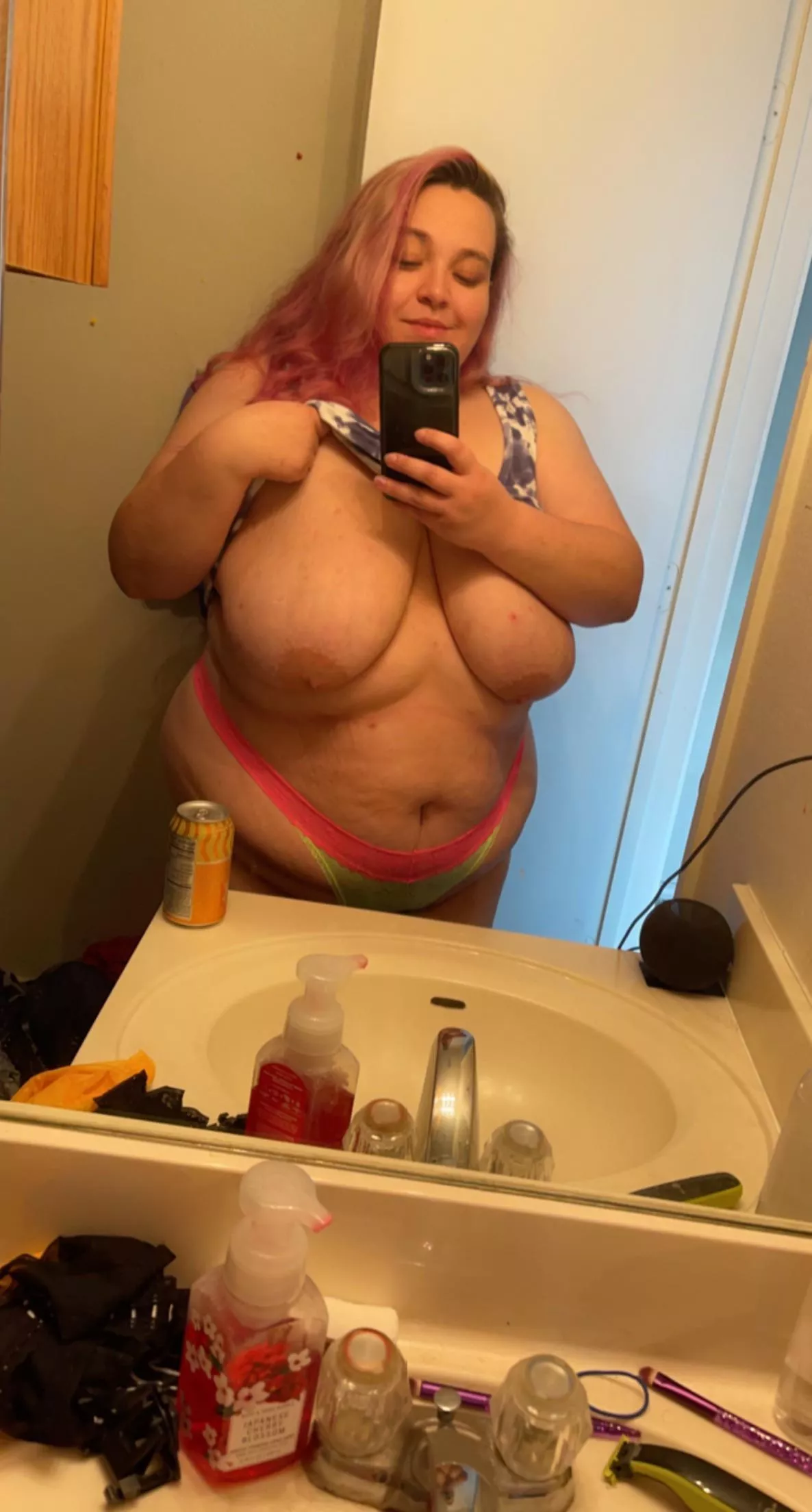 Bend me over or put me on my knees? ๐ Bend me over or put me on my knees? ๐