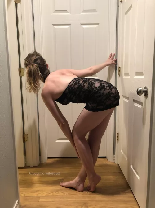 👰🏼 bending over in lace.