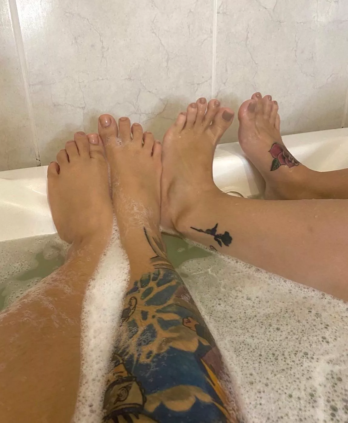 Best friends, best feet 🥵