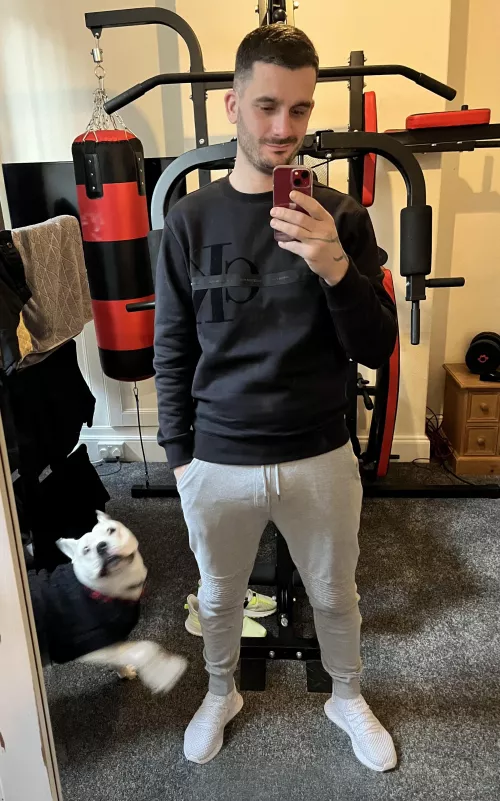 Bet you’re not looking at me are you?😂🐾👀