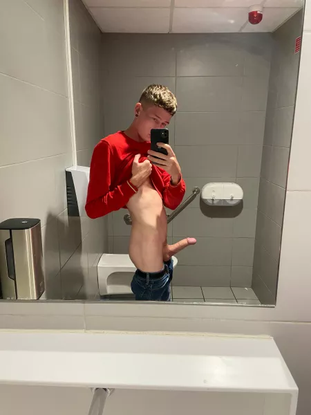 Big bathroom boner 😁🍆