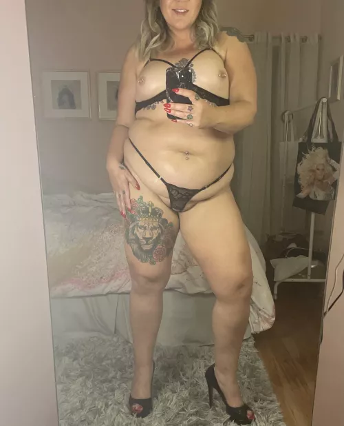 Big body, itty bitty lingerie ?