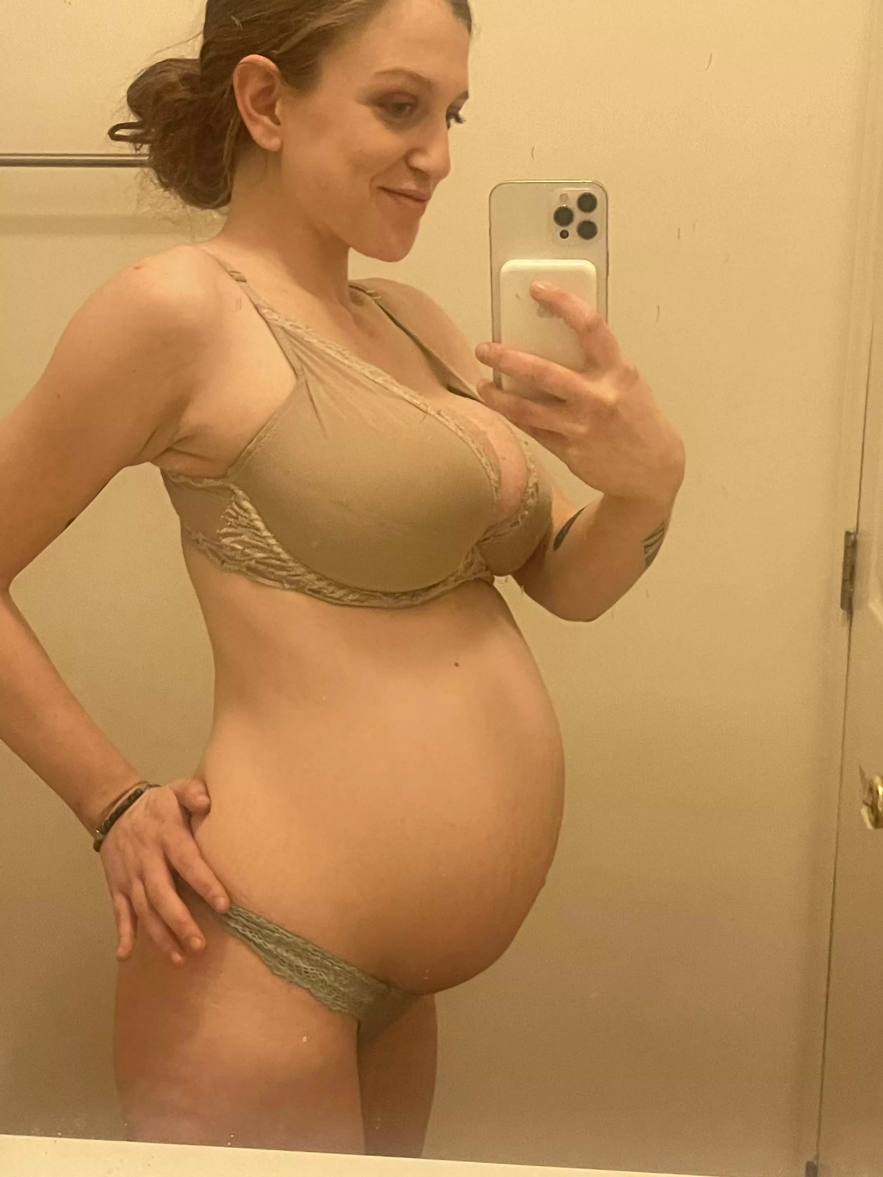 big bump & big boobs- I’m loving pregnancy and I hope you enjoy the view 👑😇