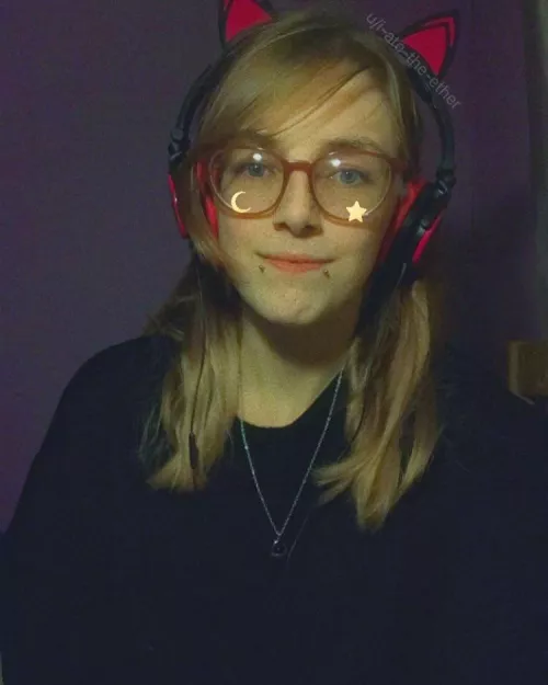 Big comfy jumper and cat eat headphones 💖