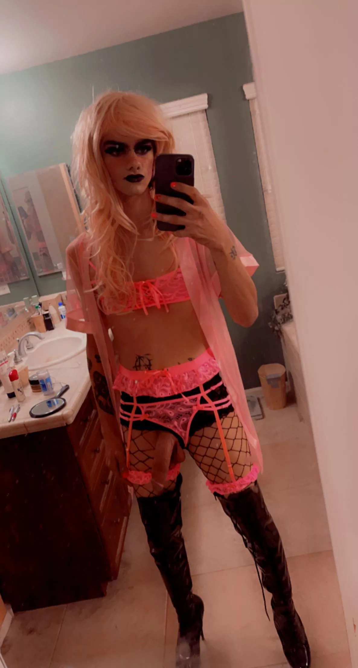 Big dick just hangin there 😜