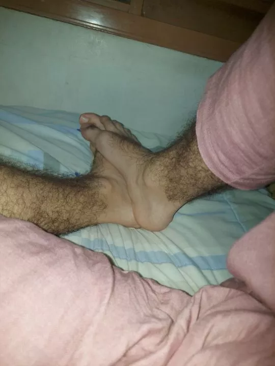 big feet and hairy leg