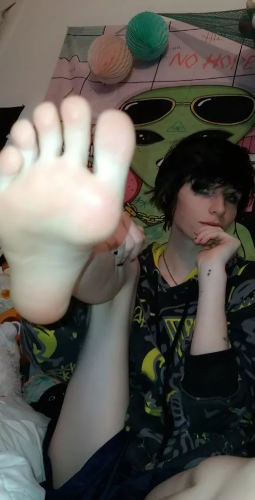 Big feet, long legs, baggy clothes, and some cute makeup! (Dms open) Big feet, long legs, baggy clothes, and some cute makeup! (Dms open)