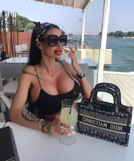 big lips and titsπ₯ big lips and titsπ₯