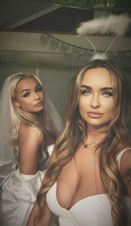 Big lips, bigger tits. Left or right?