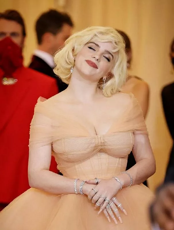 Billie's big tits and sexy lips Billie's big tits and sexy lips