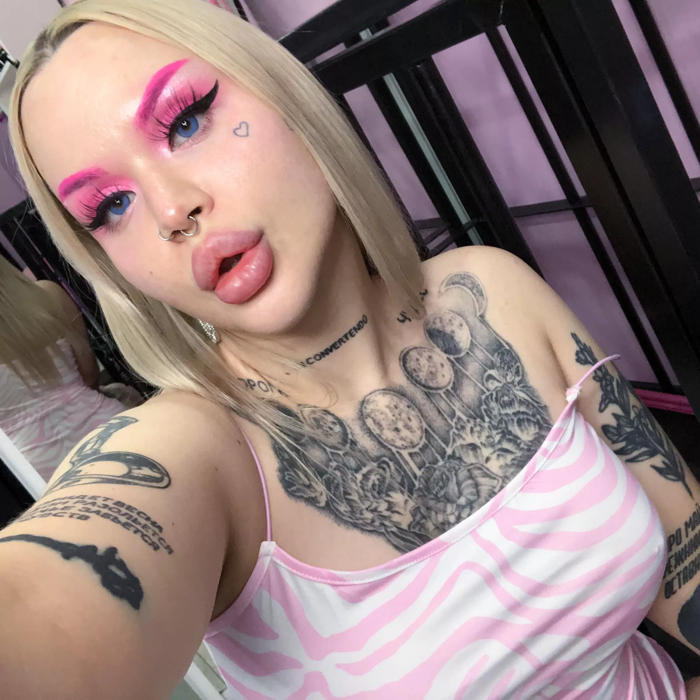 Nasty bimbo