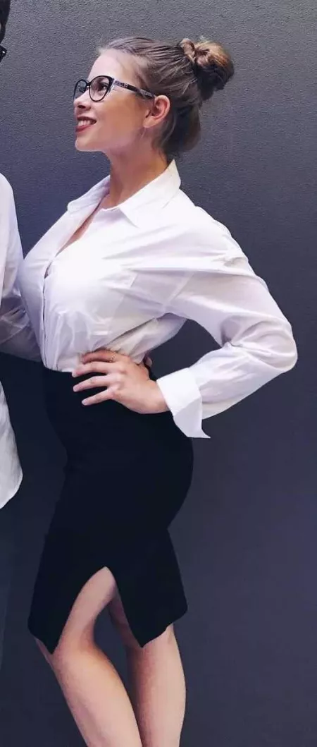 Bindi Irwin office nerd Bindi Irwin office nerd