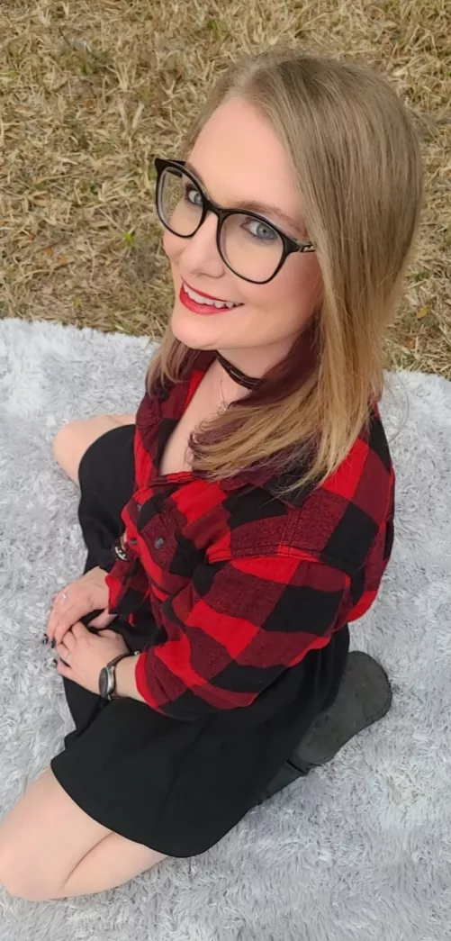 Black glasses and red lips 👓💋