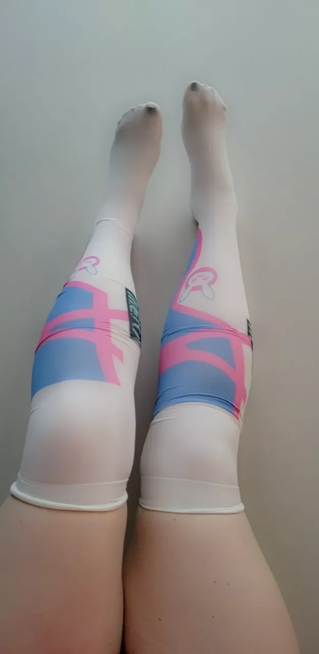 Black polish peeking through 🖤🖤