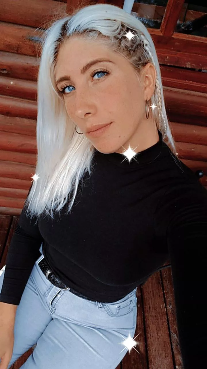 Blond hair blue eyes big 🍑