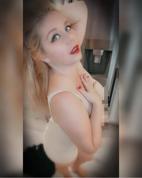 Blondes definitely have more fun cooking in the kitchen ๐ฅ Blondes definitely have more fun cooking in the kitchen ๐ฅ
