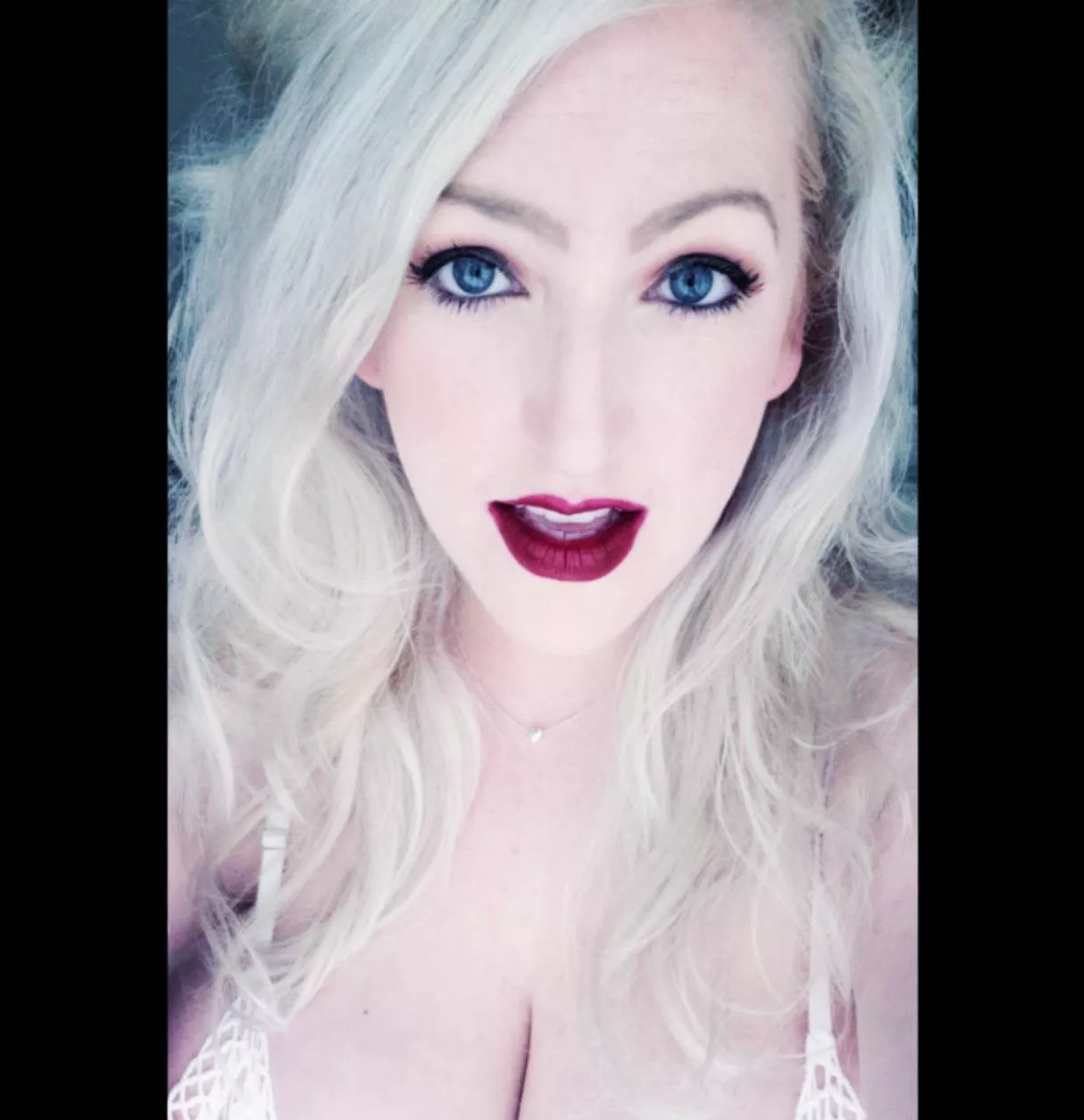 Blondes love to leave lipstick rings around....??