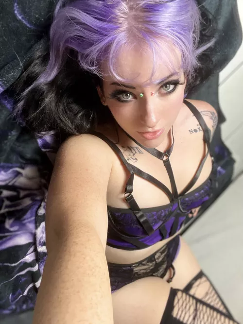 Blood on her skin, dripping with sin, do it again, living dead girl 🎶