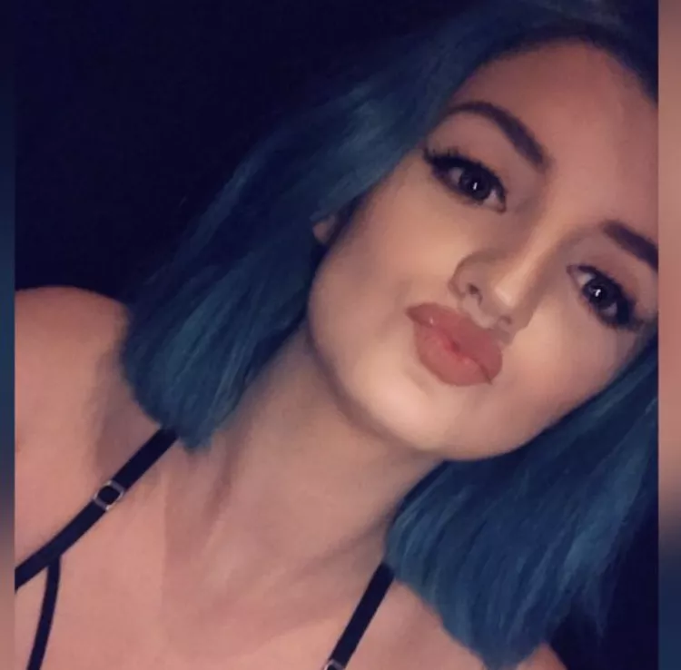 Blue haired bimbo needs her first tribute Blue haired bimbo needs her first tribute