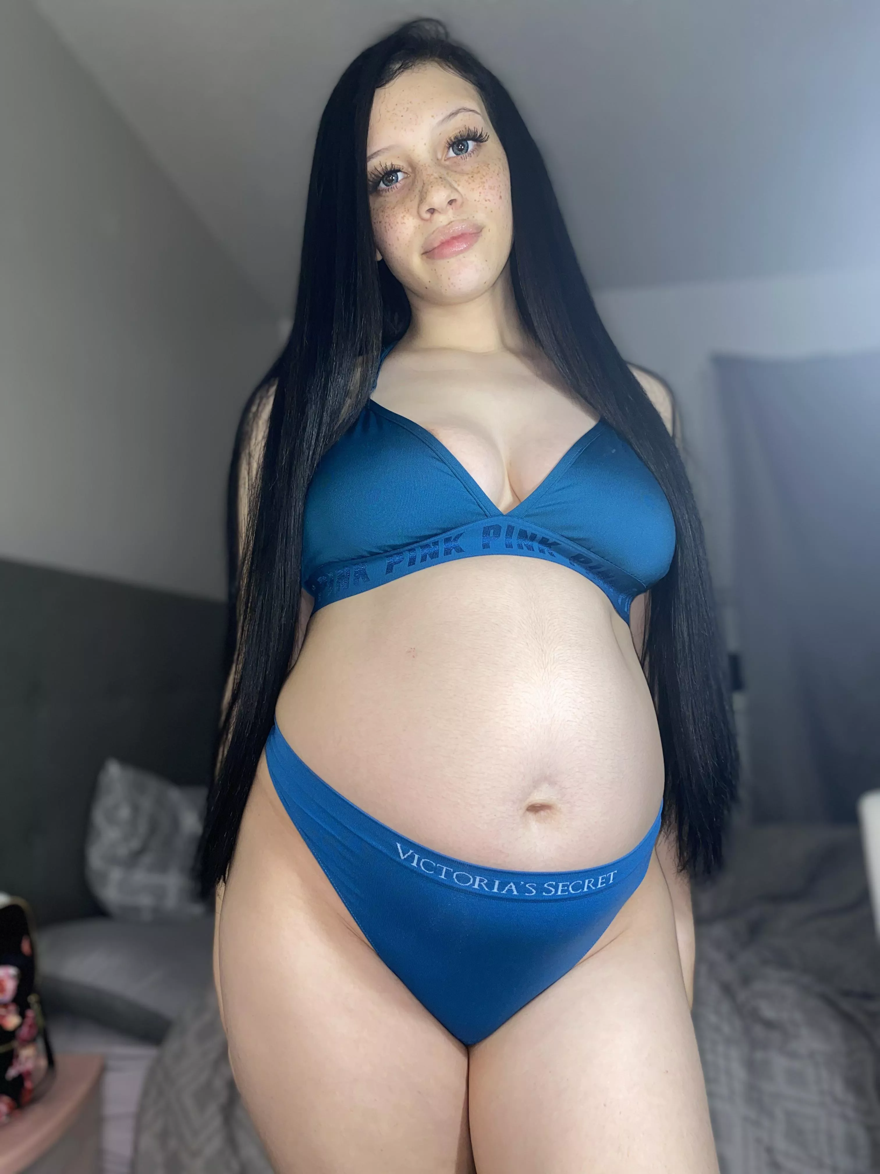 Blue is so beautiful on my belly 💦 don’t you think?