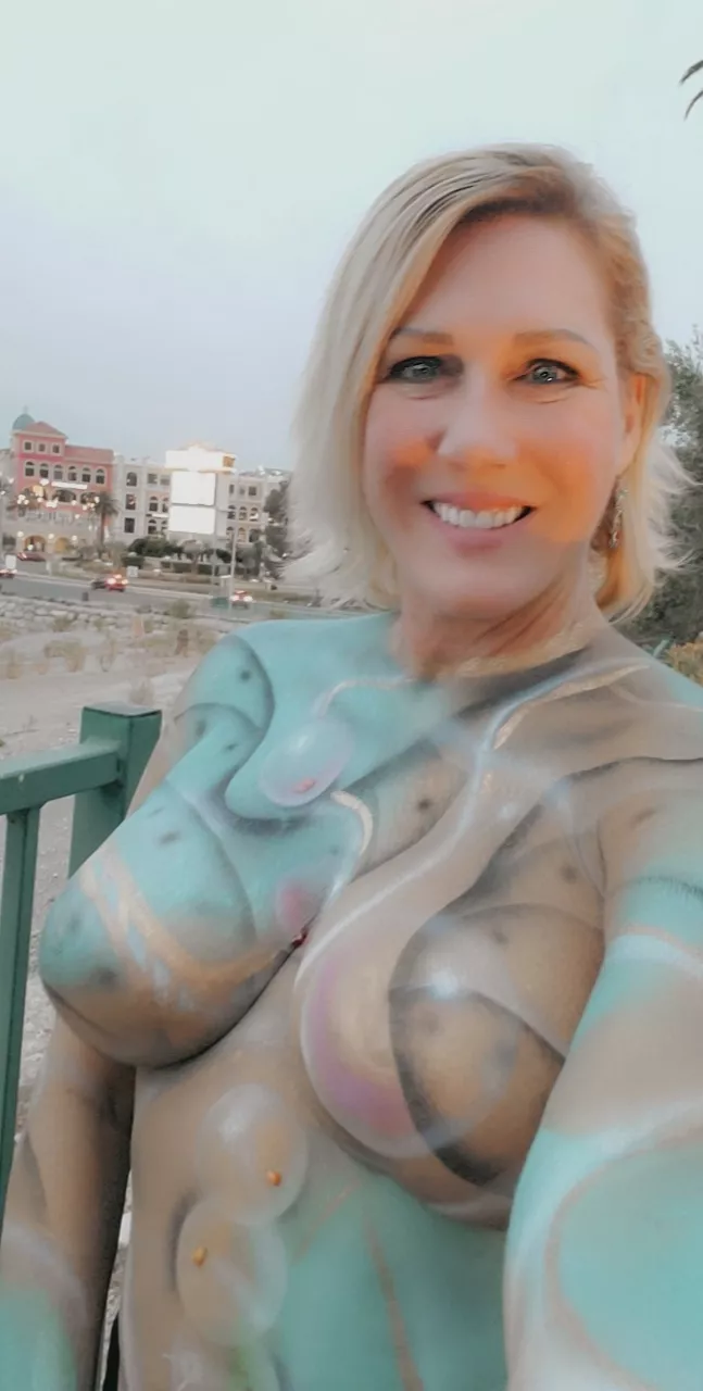 🎲🎰 Body painted but topless! 🎰🎲