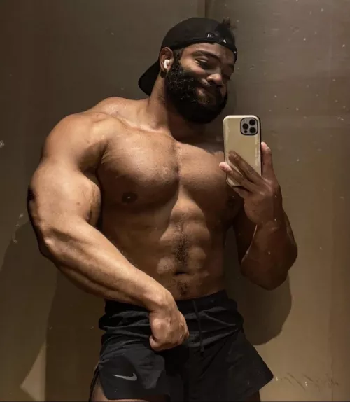 Bodybuilder by day and a gaymer by night ๐๐ฝโโ๏ธ Bodybuilder by day and a gaymer by night ๐๐ฝโโ๏ธ