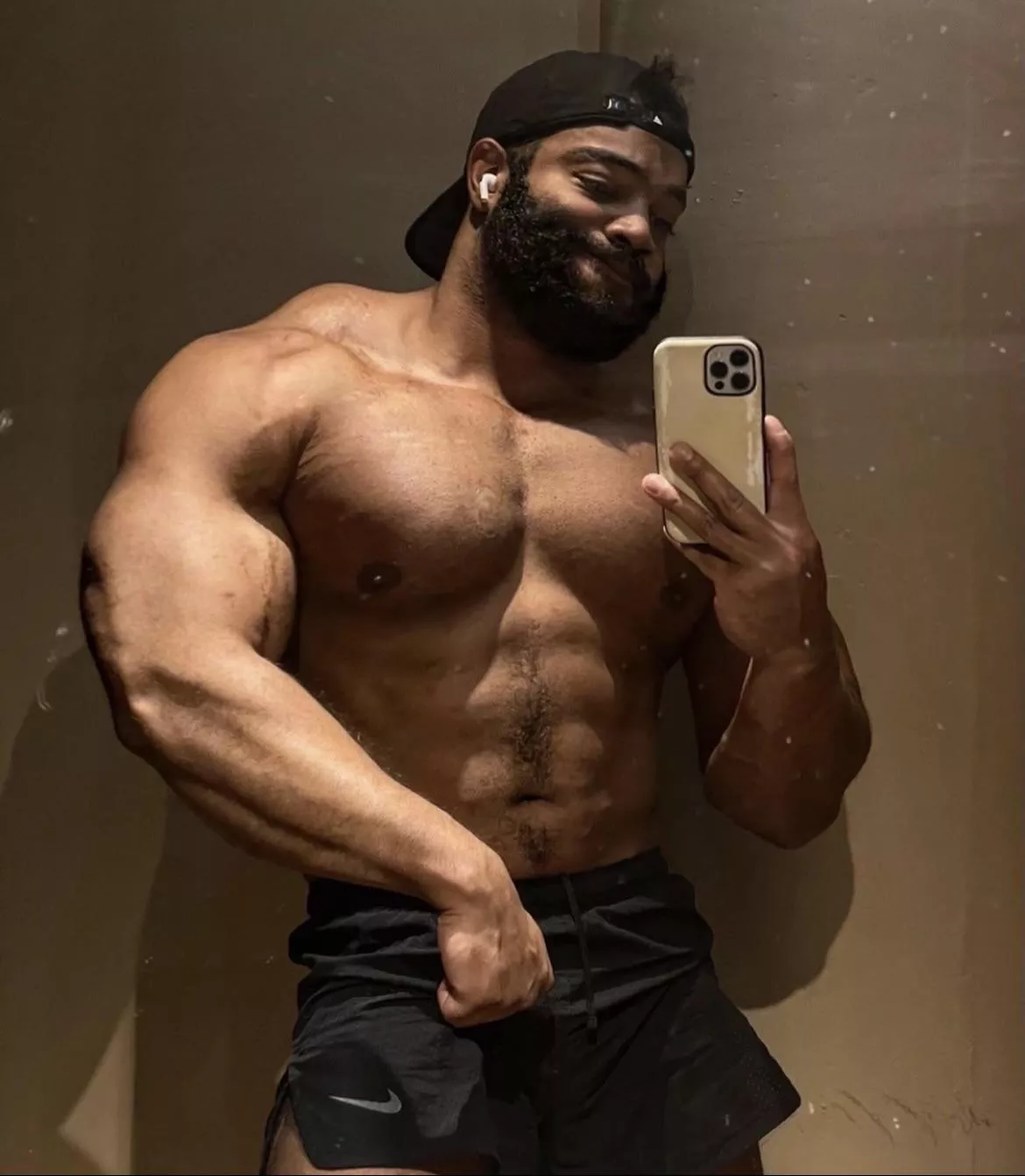 Bodybuilder by day and a gaymer by night 🏋🏽‍♀️