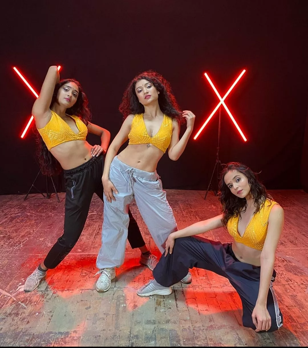 Bombshells in yellow Bombshells in yellow