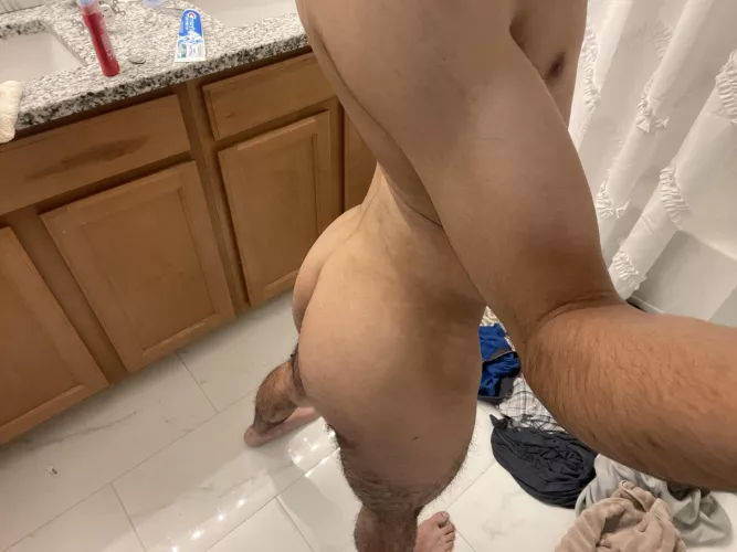 Bored And thinking about hung cock 😋