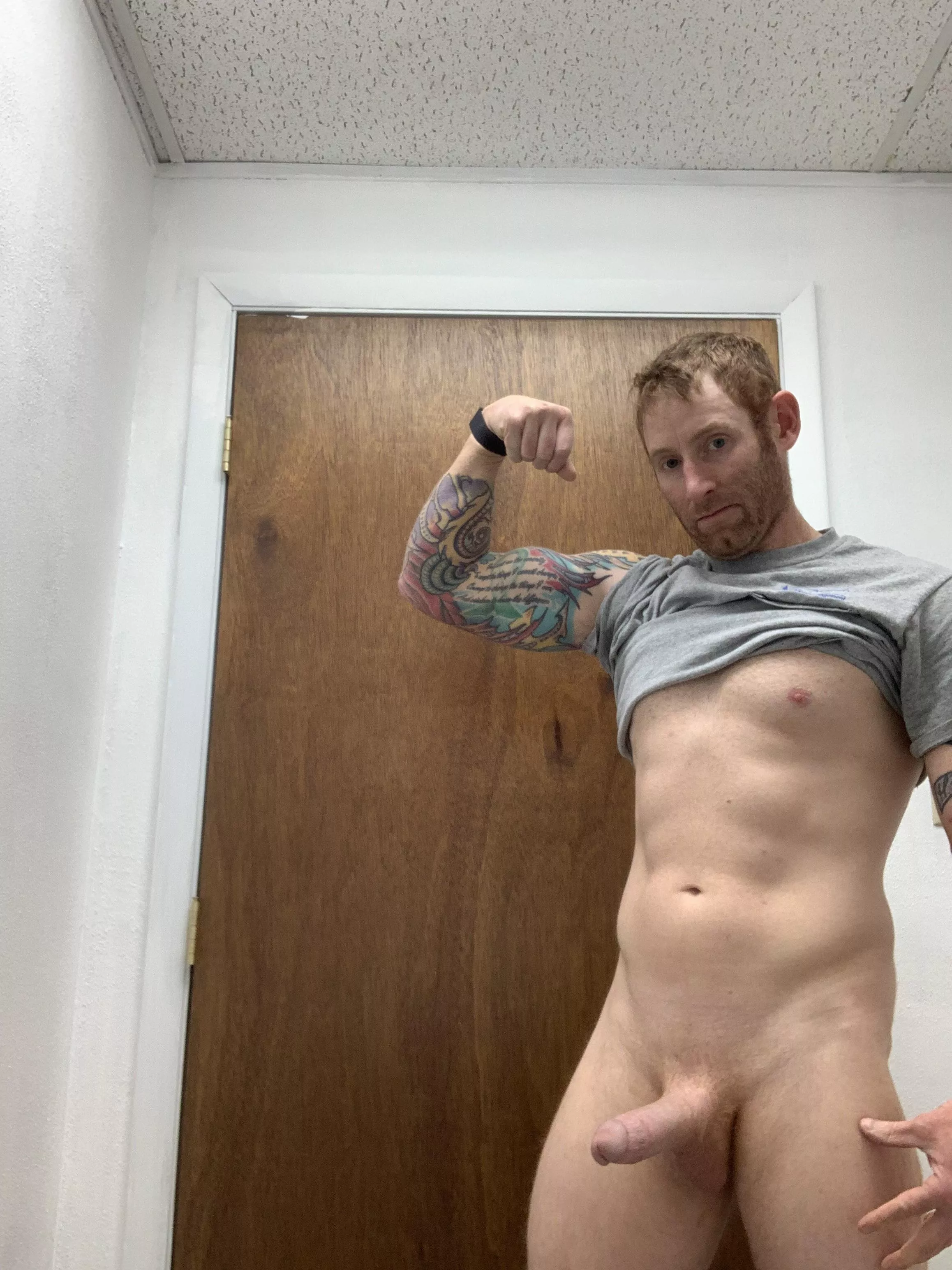 Bored at work. But liking the gym progress. What do you ladies think. Shoot me a message