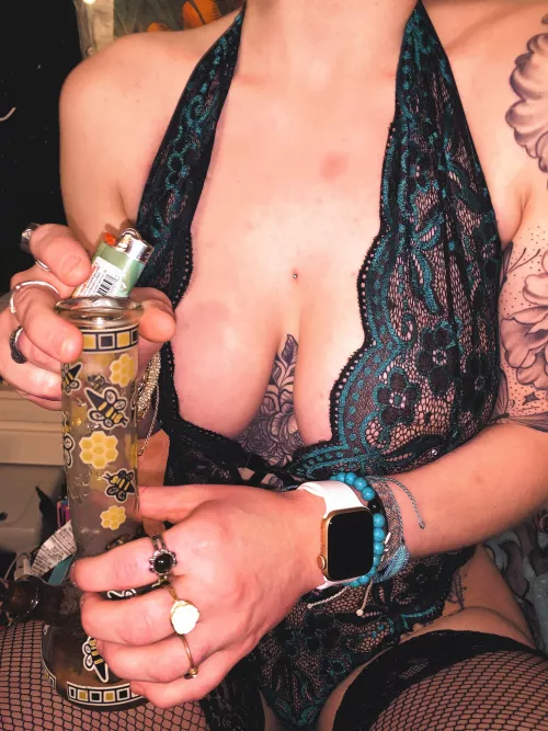 bored & horny 😈 come smoke with me 💋